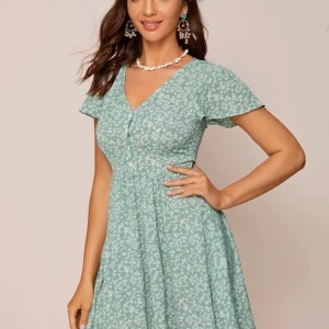 Super fin klännig❤️ - Säljer denna extremt fina klänningen från shein säljer pga för liten för mig och jätte synd för den va så så fin. HELT NY!!  Materialet är bra! Liten i storleken !💕💕  ❌köparen stor för frakt❌