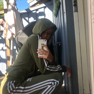 Adidas  - Adidas dress i mörkgrön köpt på jd sports strl S 