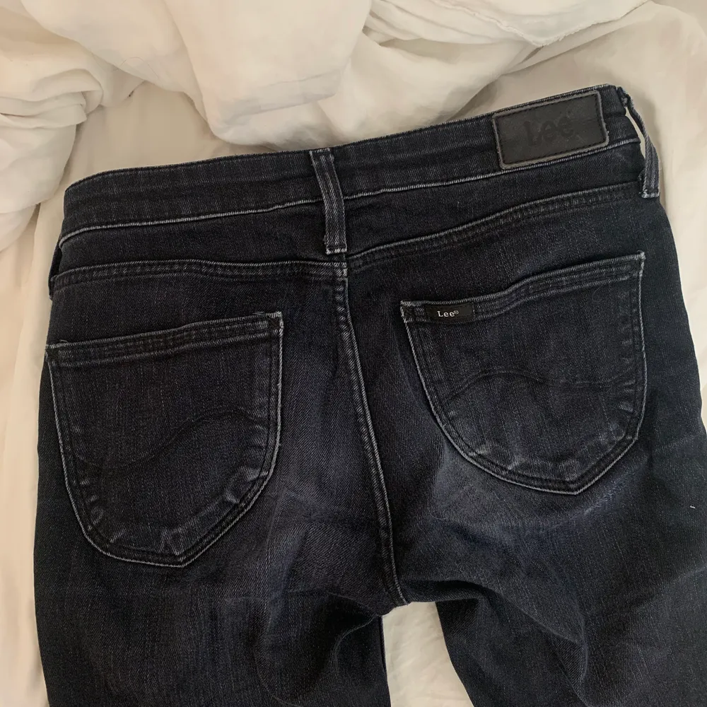 Lee jeans med en mindre bootcut. Storlek 25 och för korta på mig som är 176cm. De är väl använda (bild 3 för slitningar). Säljer för 150kr inkl frakt. 😎. Jeans & Byxor.