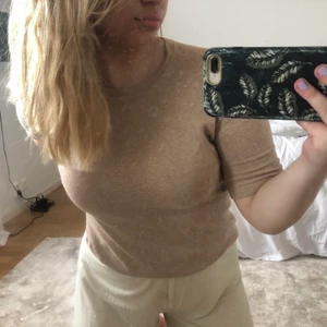 Beige stickad kortärmad topp - Superfin & bekväm topp! Mycket stretchig! Priset är exkl frakt 