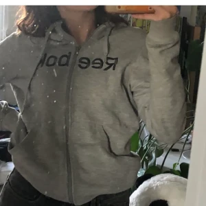 reebok kofta - en grå reebok kofta 