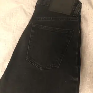 Det populära zara jeansen som är i en croppad modell! Storlek 32 otroligt snygga på!🖤
