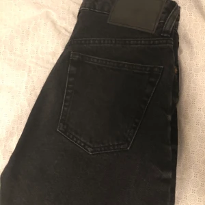 Zara jeans! - Det populära zara jeansen som är i en croppad modell! Storlek 32 otroligt snygga på!🖤
