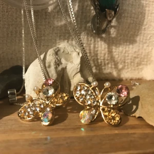 NYA FJÄRILS ÖRHÖNGEN MED STRASS ALDRIG BRUKADE TOPPSKICK  - NYA ÖRHÄNGEN KRISTALL FJÄRILAR          BJUDER PÅ EN GLITTRIG TYG ETIET SJÄLVKLART ÄVEN BJUS PÅ PORTOT   