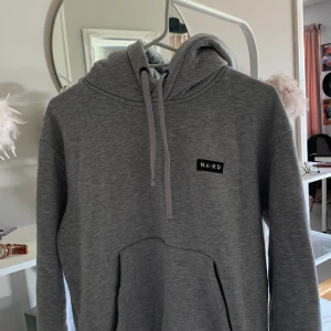 Nakd hoodie - Grå jättefin hoodie från nakd i ett lite tjockare tyg, storlek S men passar xs-m beroende på hur man vill att den ska sitta. Tyvärr lite nopprig på vissa ställen men det är enkelt att ta bort om man vill det🤜🏼🤛🏼 frakt blir 63 kr