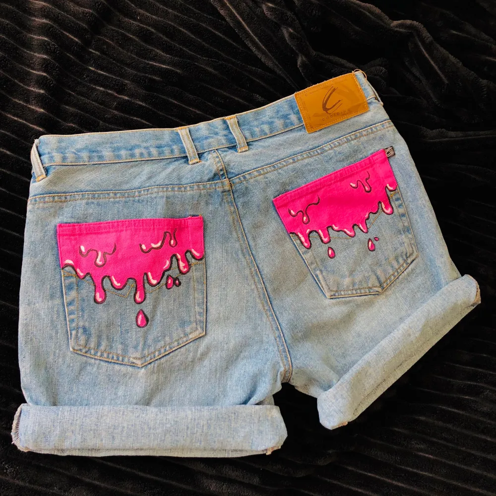 Ett par shorts i medium med målade rosa drips på bakfickorna💗 framsidan är helt normal, men jag kan måla dit drips på framsidan om du vill💕  130kr ink frakt ✨. Jeans & Byxor.