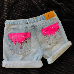 Ett par shorts i medium med målade rosa drips på bakfickorna💗 framsidan är helt normal, men jag kan måla dit drips på framsidan om du vill💕  130kr ink frakt ✨