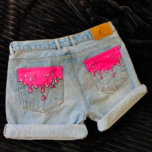 Målade jeans drips  - Ett par shorts i medium med målade rosa drips på bakfickorna💗 framsidan är helt normal, men jag kan måla dit drips på framsidan om du vill💕  130kr ink frakt ✨