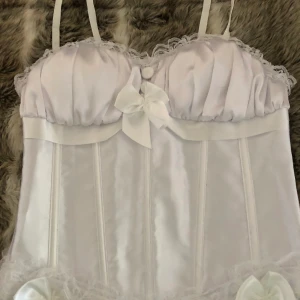 Vit Korsett  - En vit korsett som aldrig är använd. Storleken är M men kan passa en S.