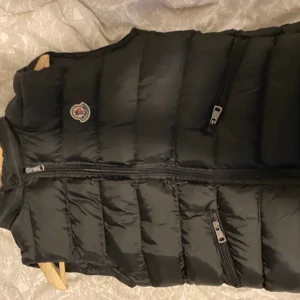 Moncler väst - Oanvänd, endast testad. Storlek S men passar även XS & M