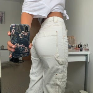 Weekday byxor - Weekday byxor burits bara några gånger. Frakt tillkommer, bud börjar på 100kr och avslutad den 17 augusti❤️  just nu ligger det på 200kr