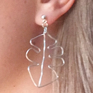 lövörhängen - nu har jag börjat göra dessa superfina lövörhängen! det är i spänstigt material och gör alla outfits lite snyggare!  kolla gärna in min instagram @eslgjewelry ❤️