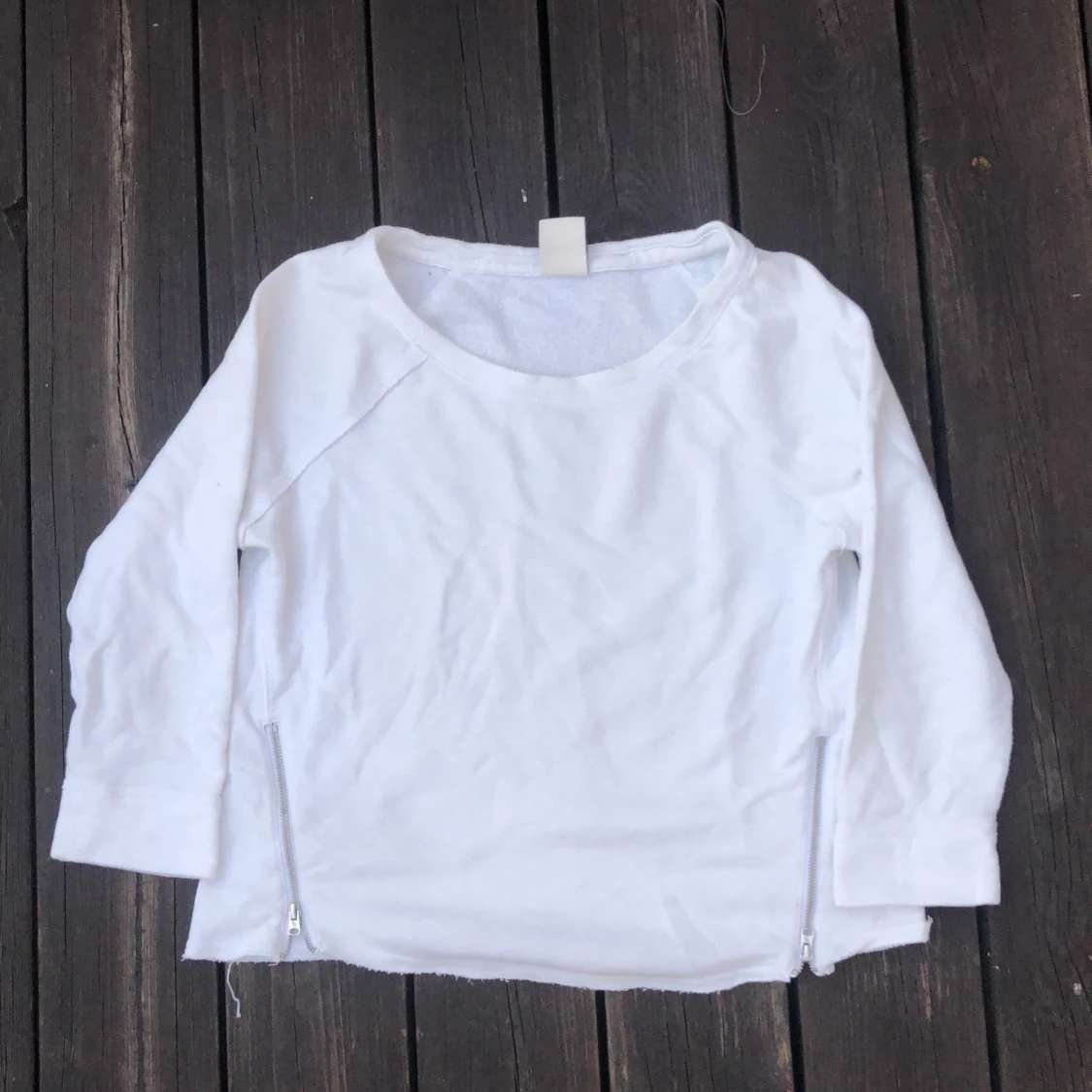 Vit tröja med detalj