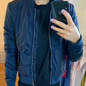 Tommy Hilfiger jacka strl xs - Säljer denna jackan från Tommy Hilfiger med mycket bra kvalitet. Passar bra som vårjacka. Nypris ca 1200kr. Köpare står för frakt 