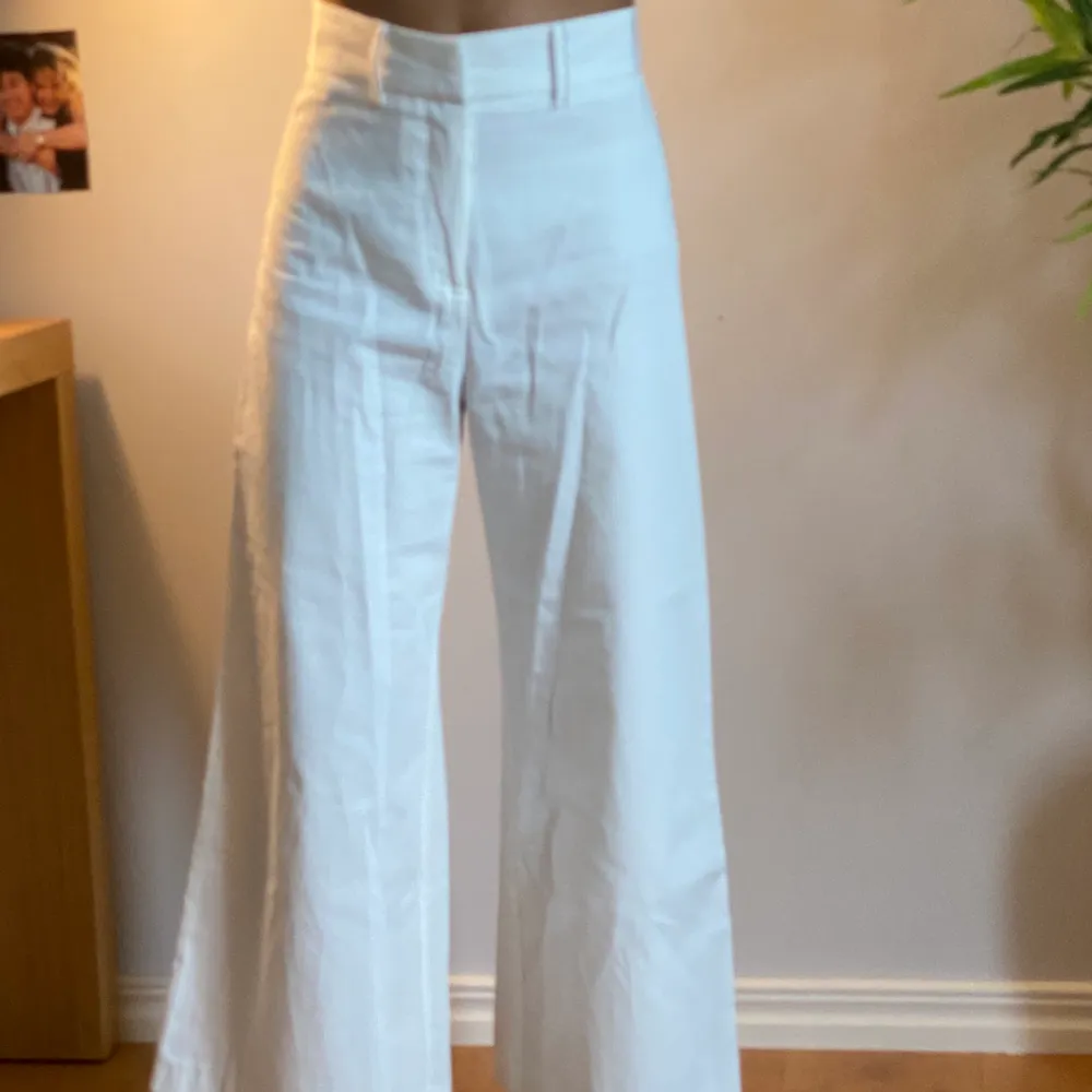 Ett par vida vita byxor från River Island. Sköna i materialet. Köpare står för frakt💕. Jeans & Byxor.