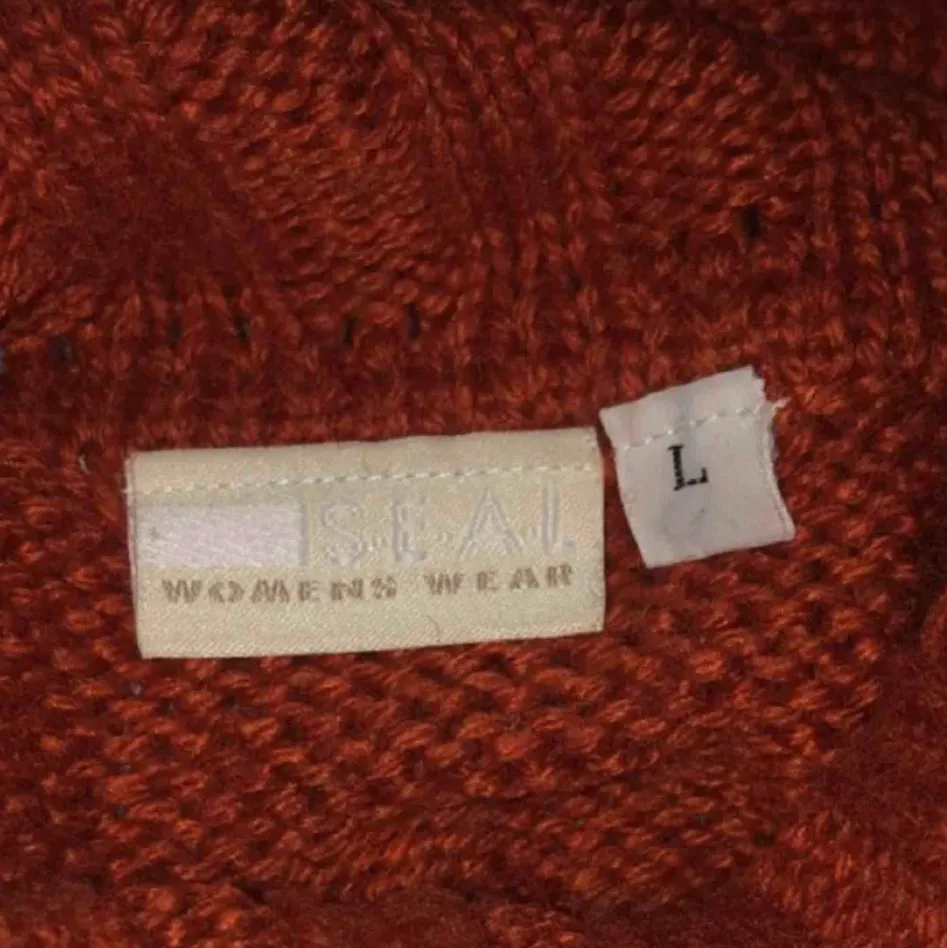 Stickad polotröja som är orange/brun som knappt är använd. Från märket Seal! Frakt tillkommer ☺️. Tröjor & Koftor.