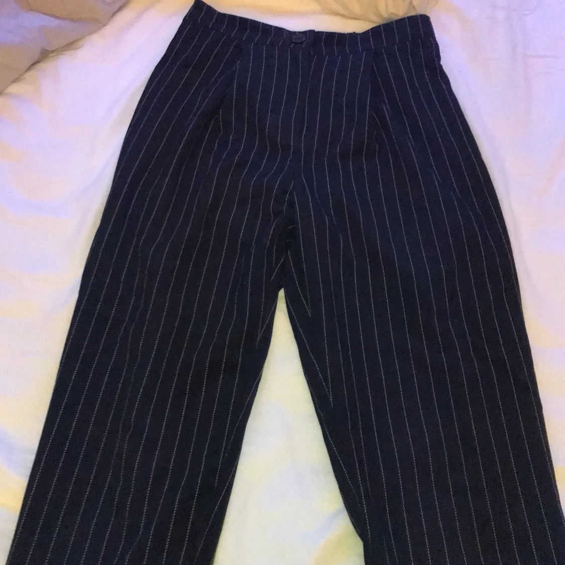 Svarta kostymbyxor med vita ränder