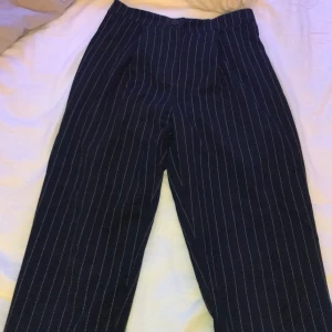 Svarta kostymbyxor med vita ränder - Tunt material! I gott skick