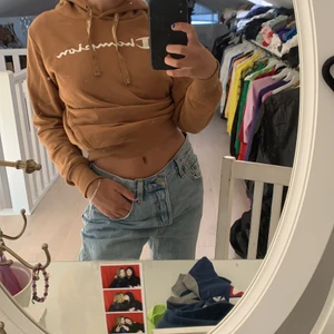 Champion hoodie  - Jag säljer nu min ursnygga champion hoodie, då den tyvärr inte kommer till användning längre. Köpt för ungefär 1 år sedan, och endast använd ett fåtal gånger. Så hoodien är som ny! 