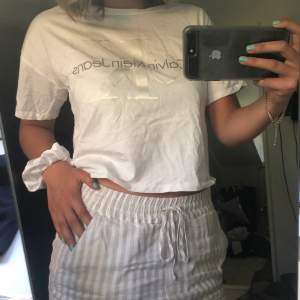 Säljer denna snygga Calvin Klein T-shirt då den inte kommer till användning, använd några få gånger. Storlek XS men passar både en XXS och S. Lite kortare i modellen men ingen magtröja. Köpt i Calvin Klein butik i London för 549kr säljer för 200kr eller högsta bud! 