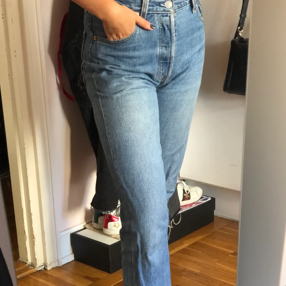 Blå vintage levis jeans! (Köpta på Ibiza) model 501,  skulle säga att de är kanske 30 i längd och 26/27 i midja. Fast det står 28 på lappen. Jättebra skick! Sista bilden är med filter och visar därför inte rättvisa färgen. Jeans & Byxor.