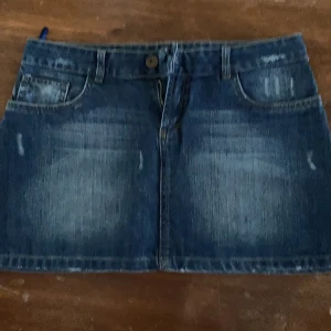 Jeanskjol så snygg 38 - Så snygg jeanskjol. Lite trasig i knapphålet. Inget som syns. Storlek 38. Längd 33 cm. Frakt tillkommer med 70kr. 