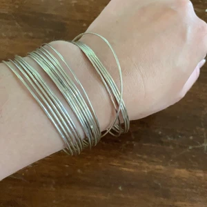 Armband 17 st. Retro äkta 90-tal - Så snygga äkta 90-tal. 17 st. Silverfärgad 7 cm rakt över. Frakt tillkommer med 15kr. Buda gärna. 