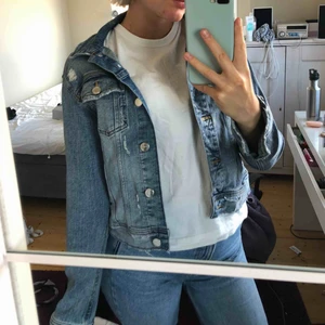  - Jeansjacka från Zara som är sparsamt använd. Jeansjackan har hål och slitningar vilket är en snygg detalj. Har köpt nya jackor vilket gör att den inte kommer till användning längre. Frakt tillkommer💕