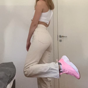 rowe jeans weekday - Säljer dessa supersnygga beiga jeans från Weekday i modellen Rowe. Endast använda en gång då jag har ett par liknande. Skriv i dm för fler bilder. Om fler är intresserade blir det budgivning🥰 frakten ligger på 95 kr