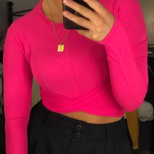 ROSA CROPPAD TRÖJA  - Croppad och ribbad tröja i en starkrosa färg💗                                Köpare står för frakt 📦 