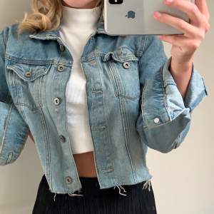 Jeans jacka, lite croppad i storleken M💙 köparen står för frakten 