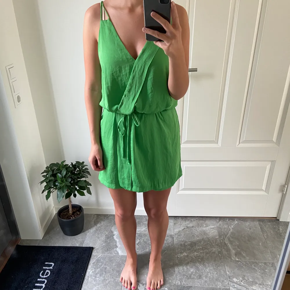 Grön klänning från Zara Basic. Klänningen är i storlek L men passar även M.. Klänningar.