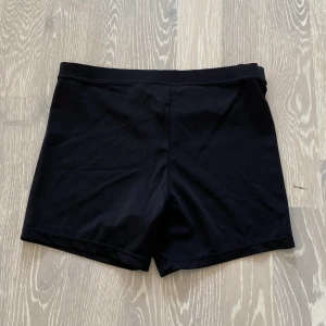 svarta hotpants - svarta hotpants aldrig använda