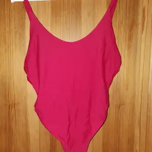 En röd 80-90'@ baddräkt med SUPERHÖG gren från Bright Swimwear! Den är aldrig använd dock liten i storlek. Sitter som en liten Medium. Baddräkten köptes för 850:-❤ 50 kr när plagget säljs går till välgörenhet. 