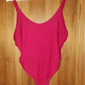 Röd lyxig baddräkt - En röd 80-90'@ baddräkt med SUPERHÖG gren från Bright Swimwear! Den är aldrig använd dock liten i storlek. Sitter som en liten Medium. Baddräkten köptes för 850:-❤ 50 kr när plagget säljs går till välgörenhet. 