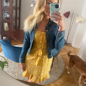 Levis jeansjacka strl S - Enkel jeansjacka från Levis med fin passform som markerar midjan. Snördetalj på sidorna baktill. Det finns hällor för bälte om man vill ha det. 