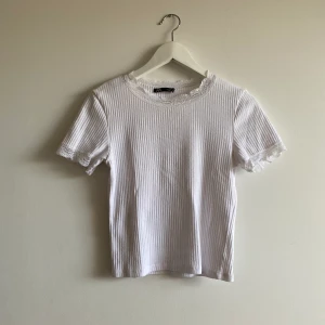 Vit spets topp - Den här är en gammal favorit. En tröja som passar med nästan allting vid alla tillfällen. Att tröjan är väl använd gör den inte till sämre i kvaliteten, kvaliteten är lika bra som när jag precis köpte den. De små spets detaljerna gör t-shirten unik!!