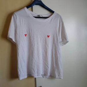 T-shirt från Monki  - Tröjan har små söta hjärtan över brösten och är superskön o sval på sommaren, stretchigt tyg och ser super ut över en turtle neck eller instoppad i jeans, litet hål som ni ser på andra bilden men inget som man ser när man har den på sig 