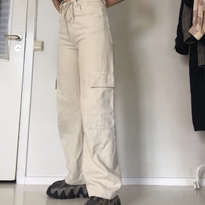 beige högmidjade jeans - såså snygga brallor från Weekday som knappt är använda!