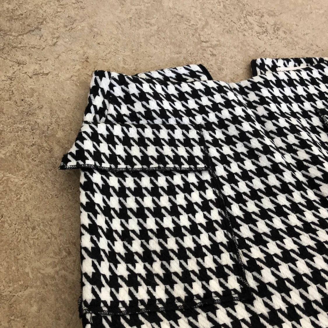 Hundtandsmönstrad kjol