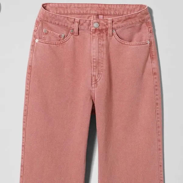 inte min bild i 1a!  de populära jeansen i modellen row, just denna färg säljs inte längre på weekday. den ända defekten på byxorna är den blekta pricken vid bälthylsan där bak, märks knappt men kan täckas med ett bälte🥰 . Jeans & Byxor.