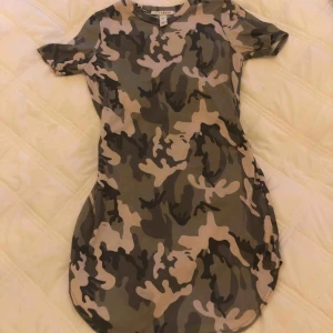  - Snyggt åtsittande kortklänning från Nelly. (Sitter riktigt snyggt om ens kurvor). Har en liten slits på var sida.