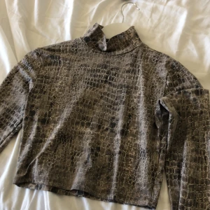 Långärmad ormskinnmönster t shirt - Super fin långärmad, tajt tröja från bershka. Använd några gånger men är i jättebra skick. Köparen står för priset