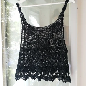 Virkat linne - Virkat linne i svart. One size modell. Luftig och overzised i modellen. Frakt tillkommer