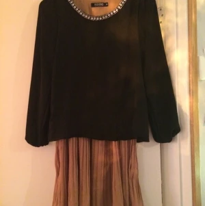  - Snygg klänning i marinblå överdel och beige underdel med fint halsband.
Märket är Romwe.
Aldrig använt.
Frakt tillkommer.
