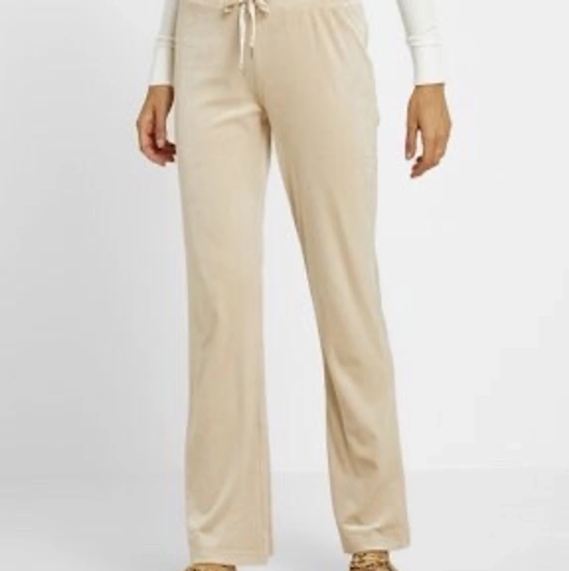 Ett par beige mjukisbyxor