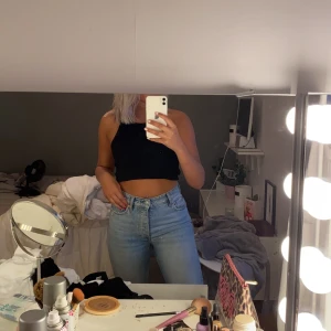 Jeans - Säljer dessa super snygga mom jeans från Gina Tricot. Säljer för dem blivit för små för mig. Nypris-500kr mitt pris-150kr
