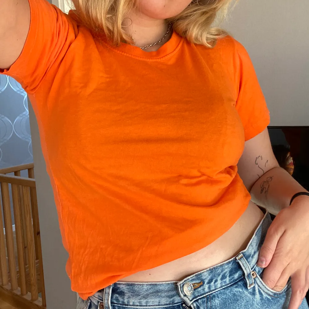 Orange T-shirt . T-shirts.