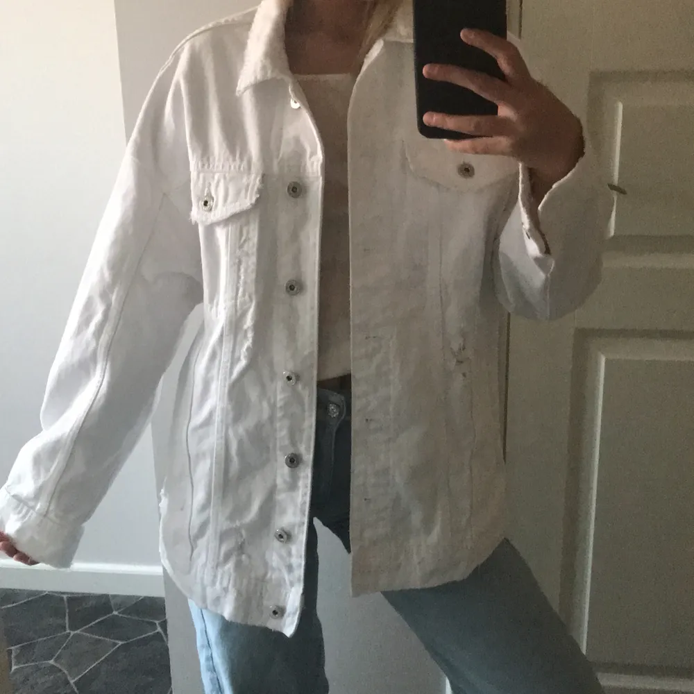 Säljer denna vita oversized jeans jackan ifrån zara! Helt ny och ny pris är 500 kr. Den är i storlek xs men en l kan också ha den! 💖. Jackor.