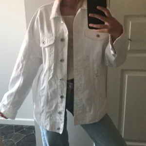 Vit jeans jacka ifrån zara - Säljer denna vita oversized jeans jackan ifrån zara! Helt ny och ny pris är 500 kr. Den är i storlek xs men en l kan också ha den! 💖